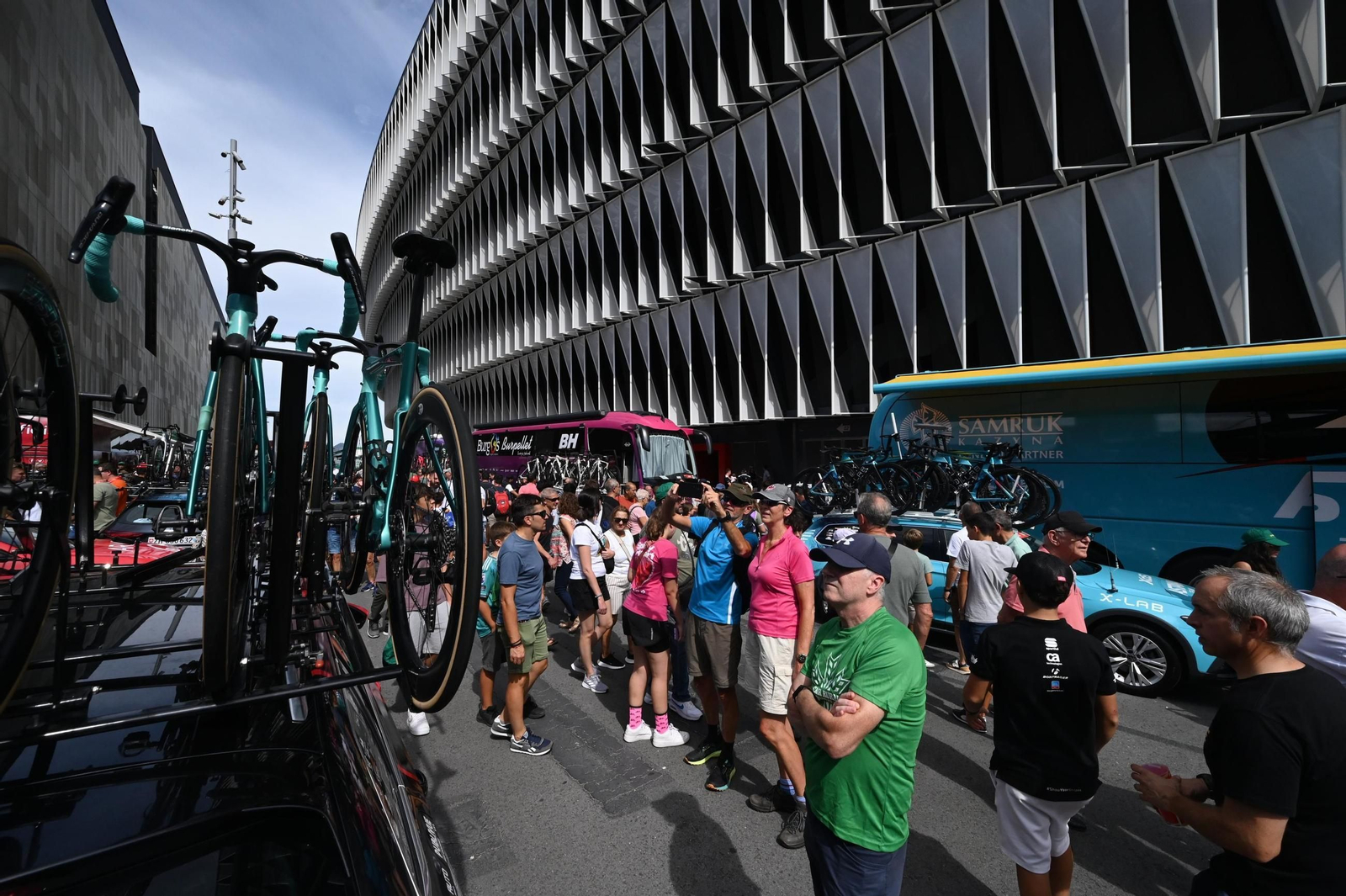 Las fotos de la Vuelta a España con el lío de la suspensión en Bilbao | Etapa 11