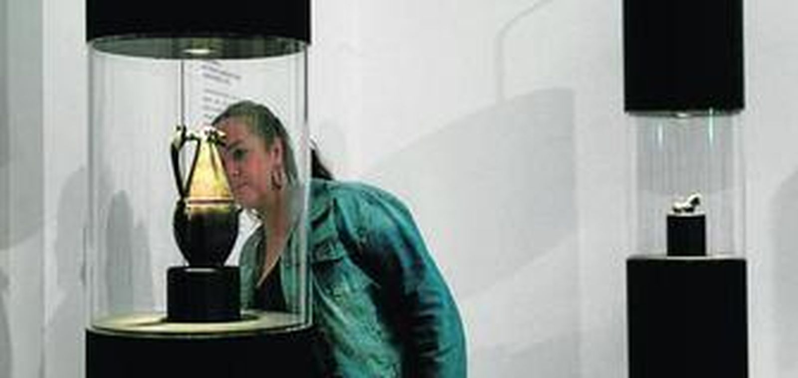 La pieza invitada procedente del Museo de Huelva, un jarro de bronce zoomorfo fechado en el siglo VII a. C.