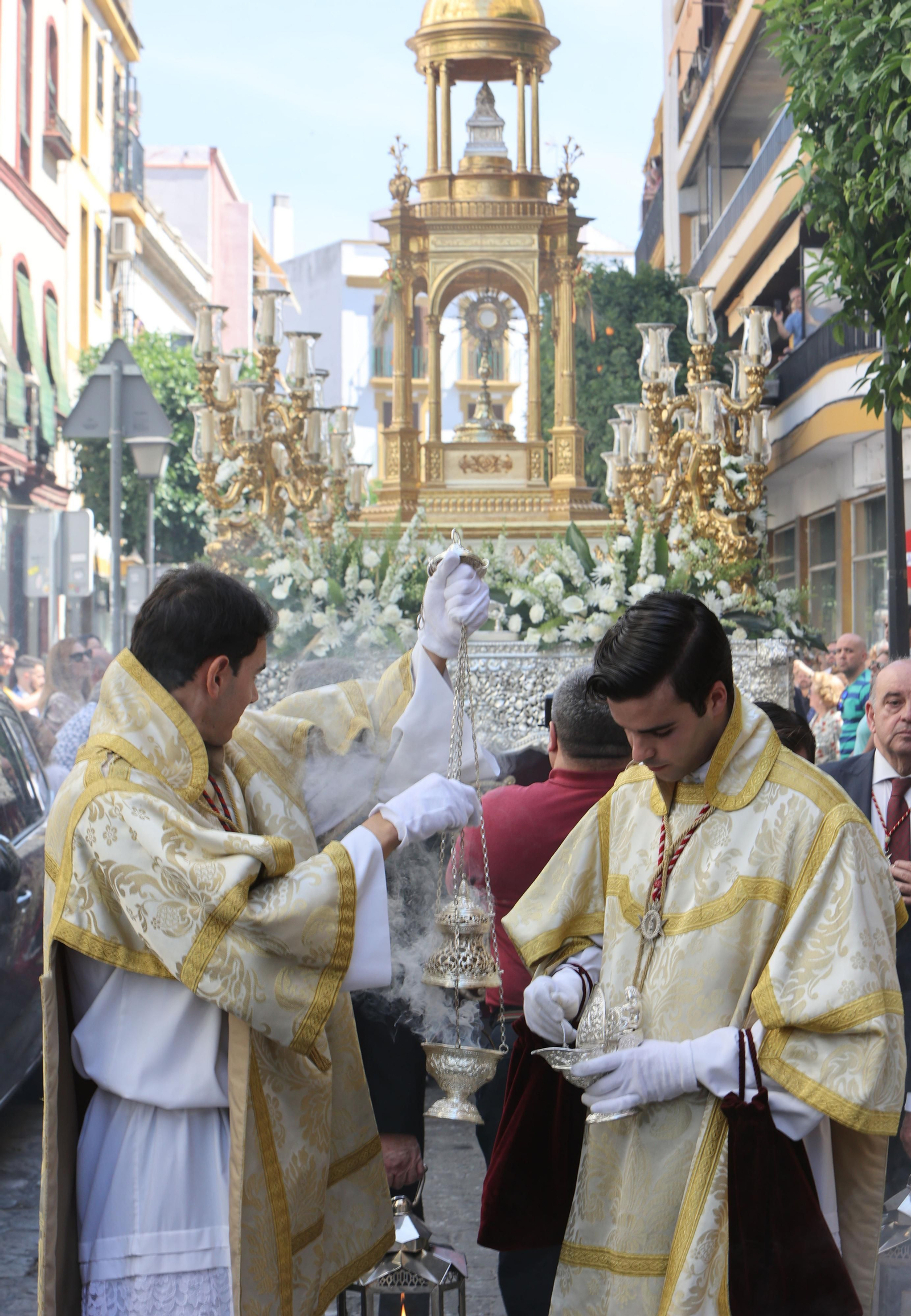 Salida de la procesión eucarística extraordinaria de la Amargura
