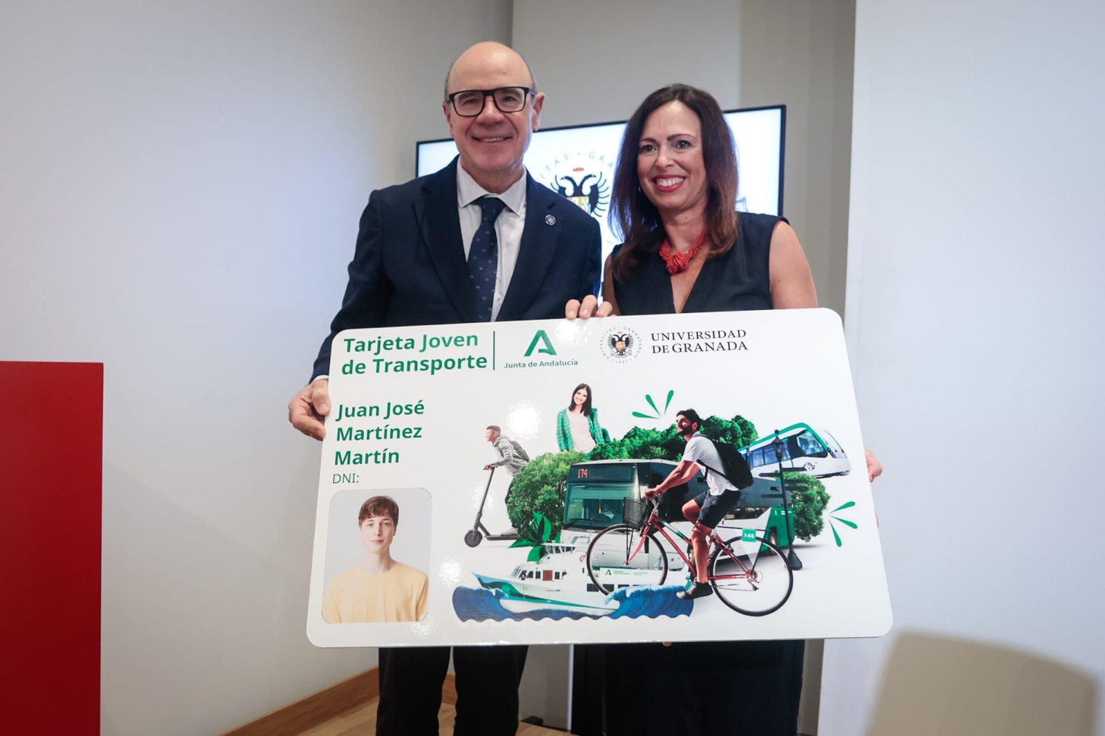 Pedro Mercado y Rocío Díaz tras la firma del acuerdo.