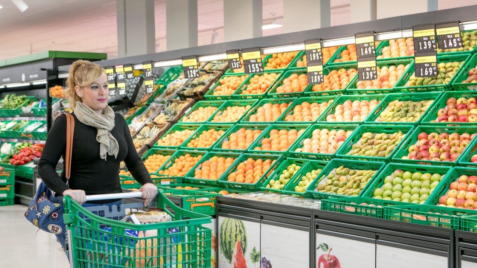 Sección de frutas y verduras en uno de los supermercados situados en la provincia de Huelva.