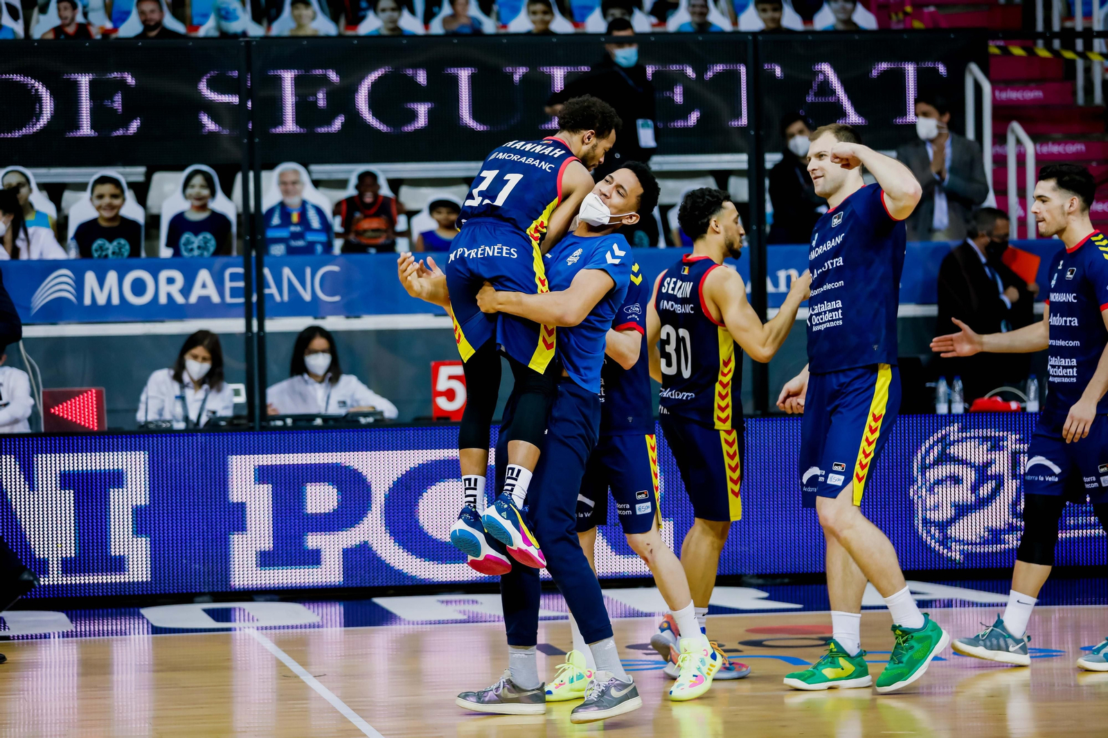 Clevin Hannah celebra encima de Tyson Pérez.