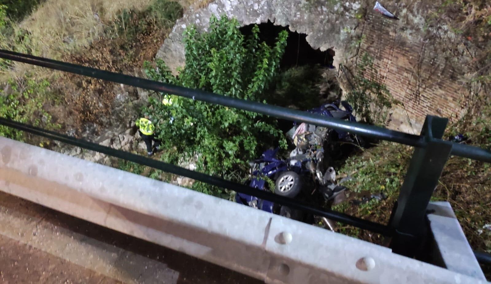 Agentes de la Guardia Civil acceden al punto en el que cayó el vehículo siniestrado.