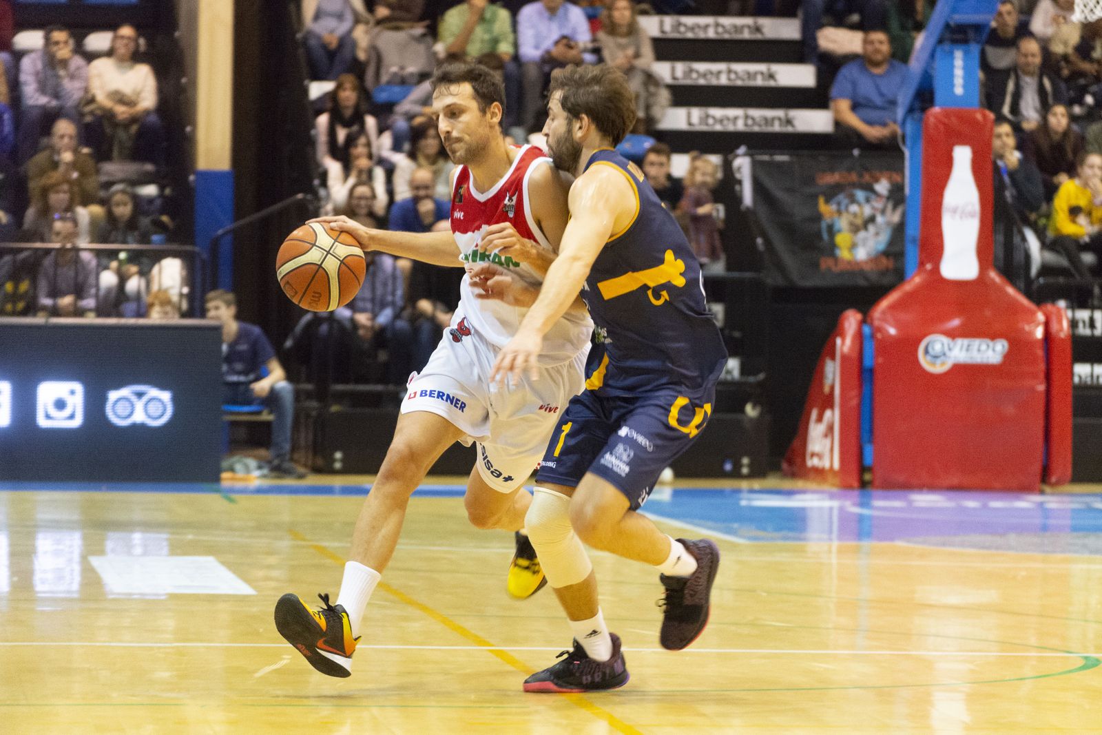 Carlos de Cobos sube el balón durante el partido ante el Oviedo