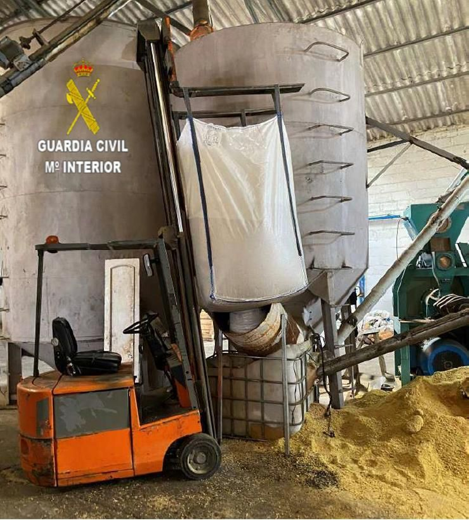 Maquinaria de la fábrica clandestina de aceite.