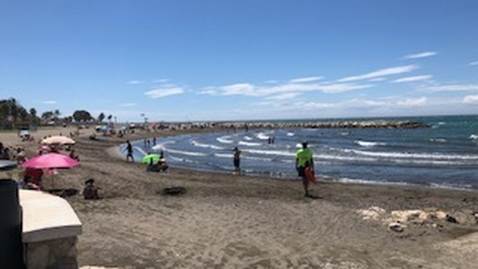 Personas esta mañana en la playa de Pedregalejo.