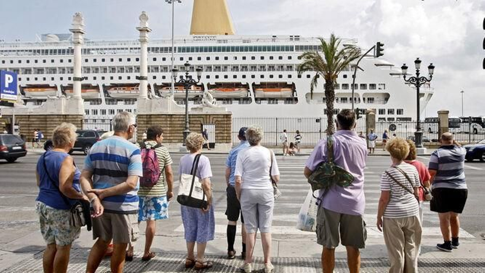 Turistas paseando frente al puerto de Cádiz Turistas paseando frente al puerto de Cádiz