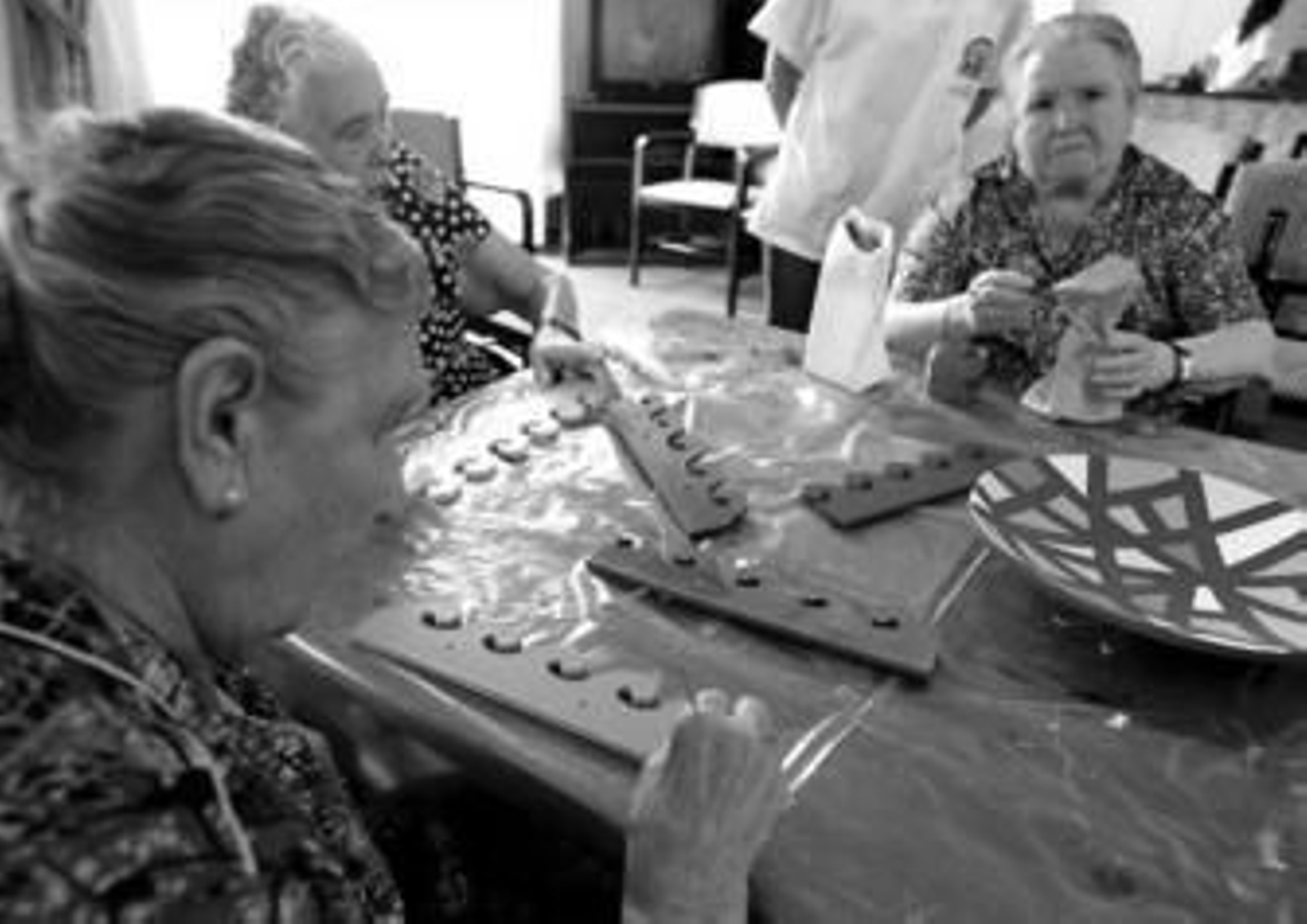 Las ancianas de la Residencia Alvernia durante su clase en el taller de manualidades.
