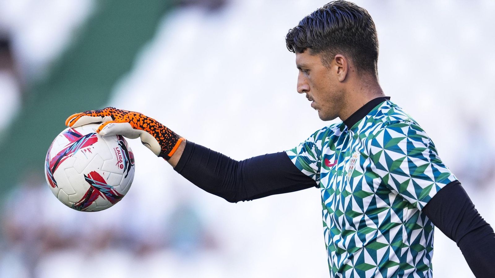 Carlos Marín agarra la pelota en el calentamiento previo a un partido del Córdoba CF. Carlos Marín agarra la pelota en el calentamiento previo a un partido del Córdoba CF.