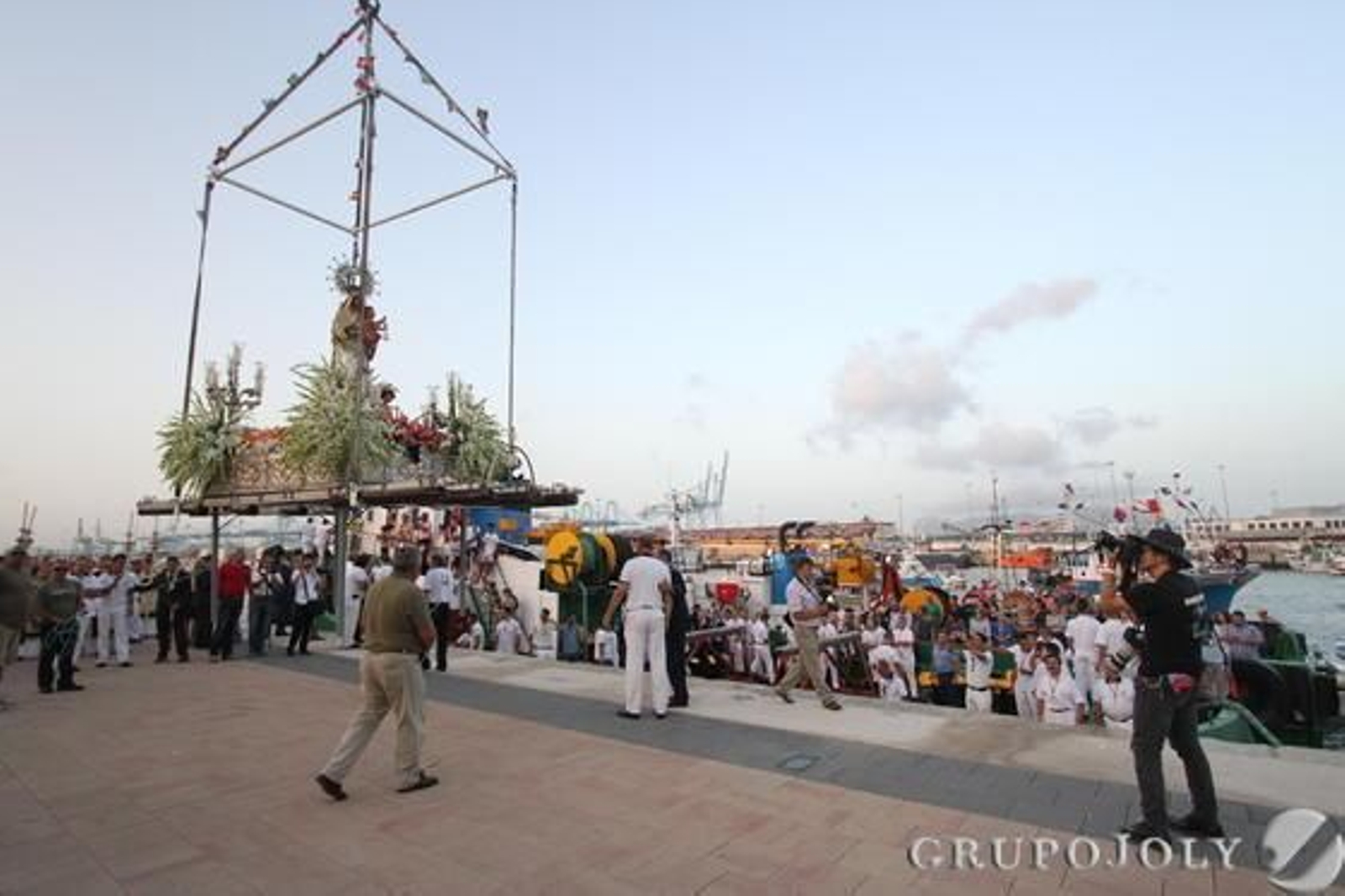 Imagen de la virgen del Carmen en el momento de su traslado.

Foto: Fran Montes.