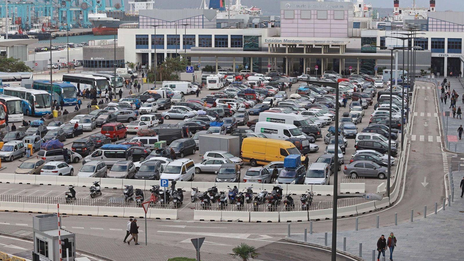 El Puerto de Algeciras, repleto de coches. El Puerto de Algeciras, repleto de coches.