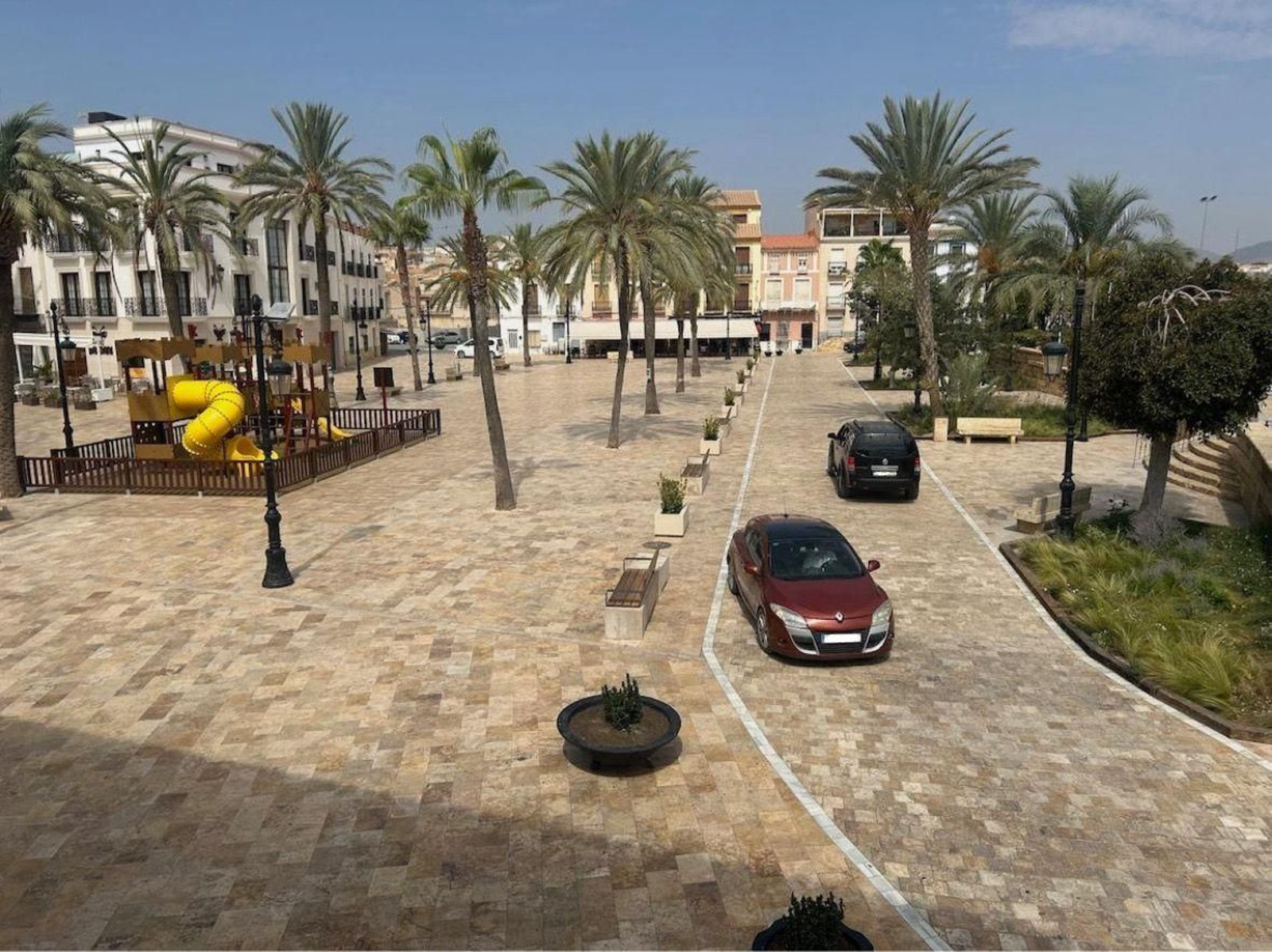 Los vehículos ya circulan por la Plaza Mayor de Albox.