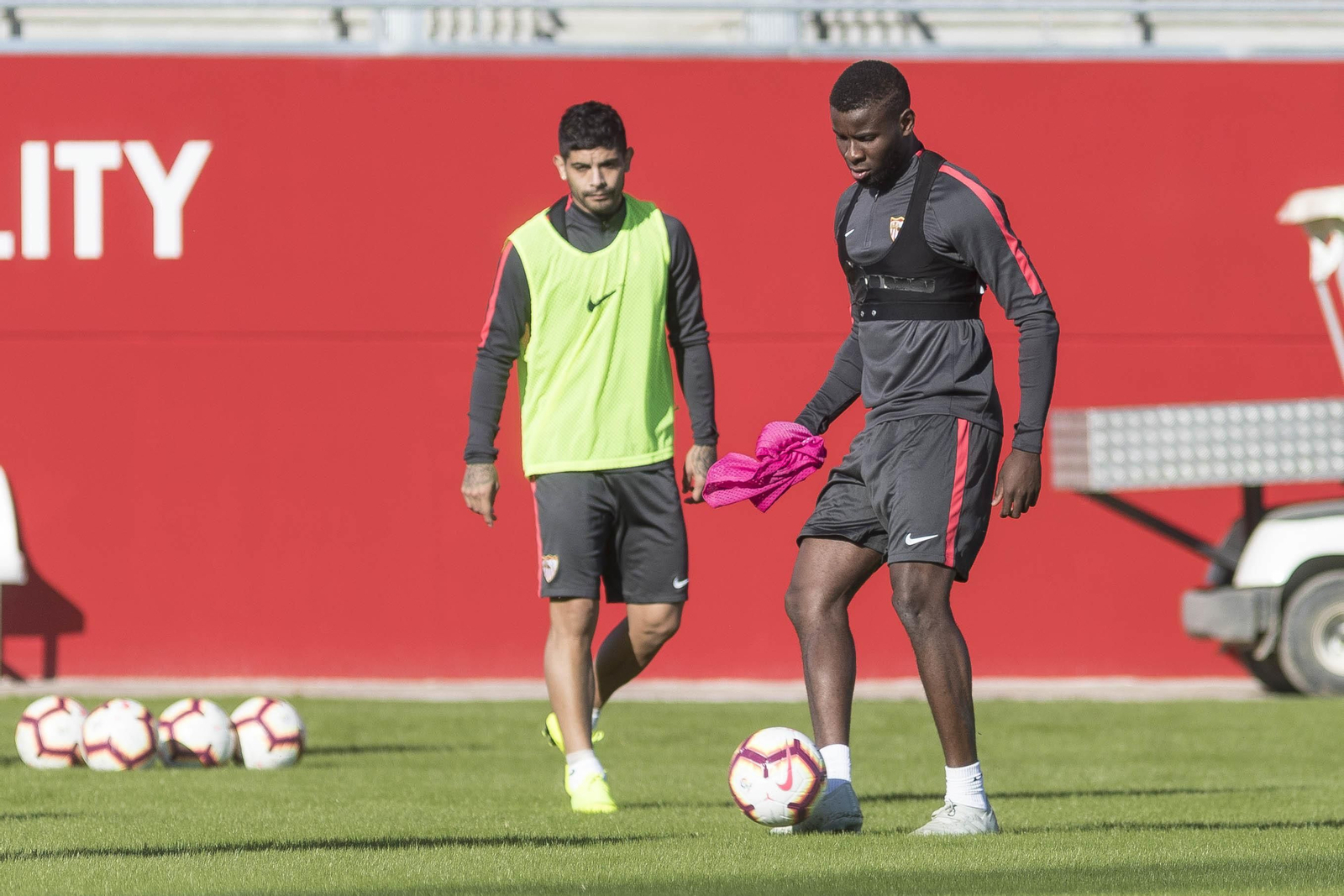 Amadou toca el balón junto a Banega.