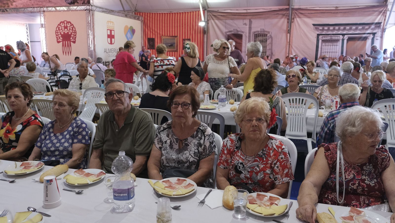 Imágenes de la comida homenaje a los mayores en la Caseta Municipal de la Feria de Almería 2022