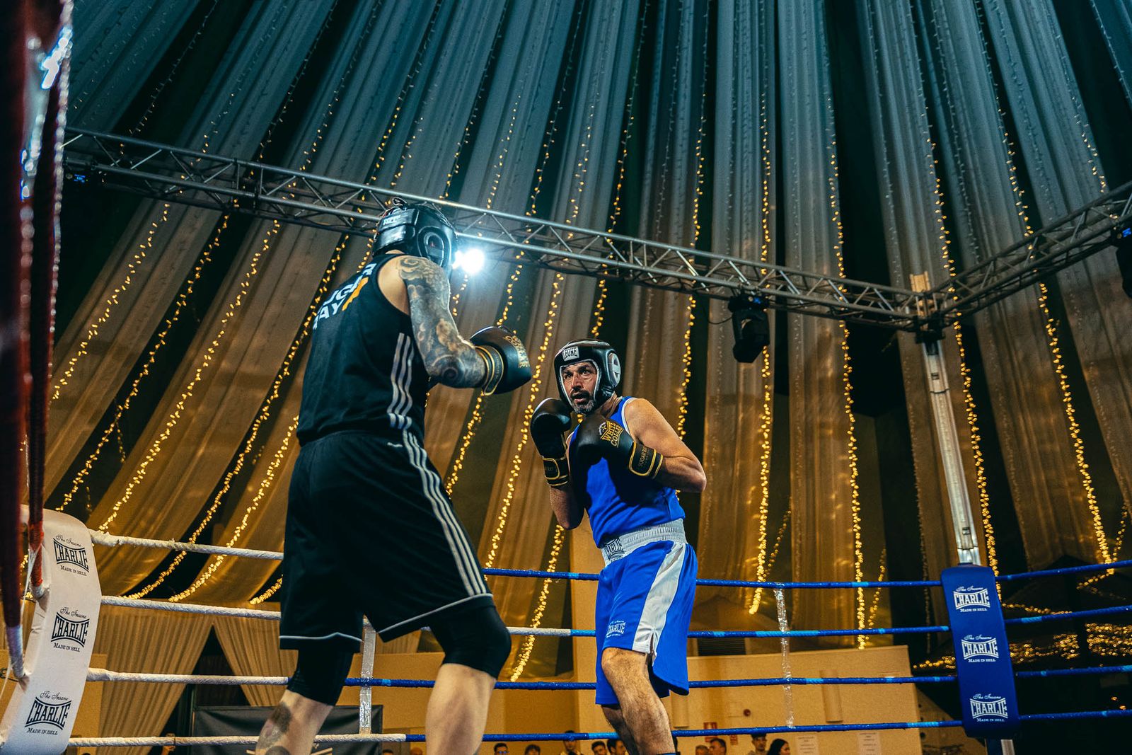 En imágenes: golpes solidarios en una impresionante White Collar Boxing