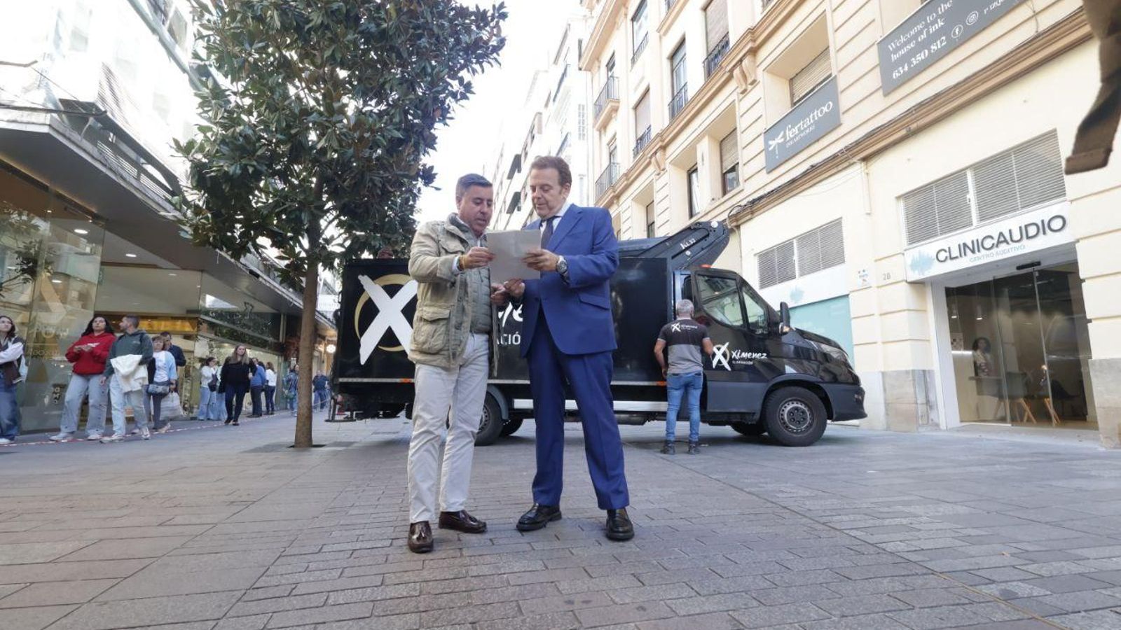 Iluminaciones Ximénez trabaja en Cruz Conde mientras los ediles presentan el alumbrado navideño