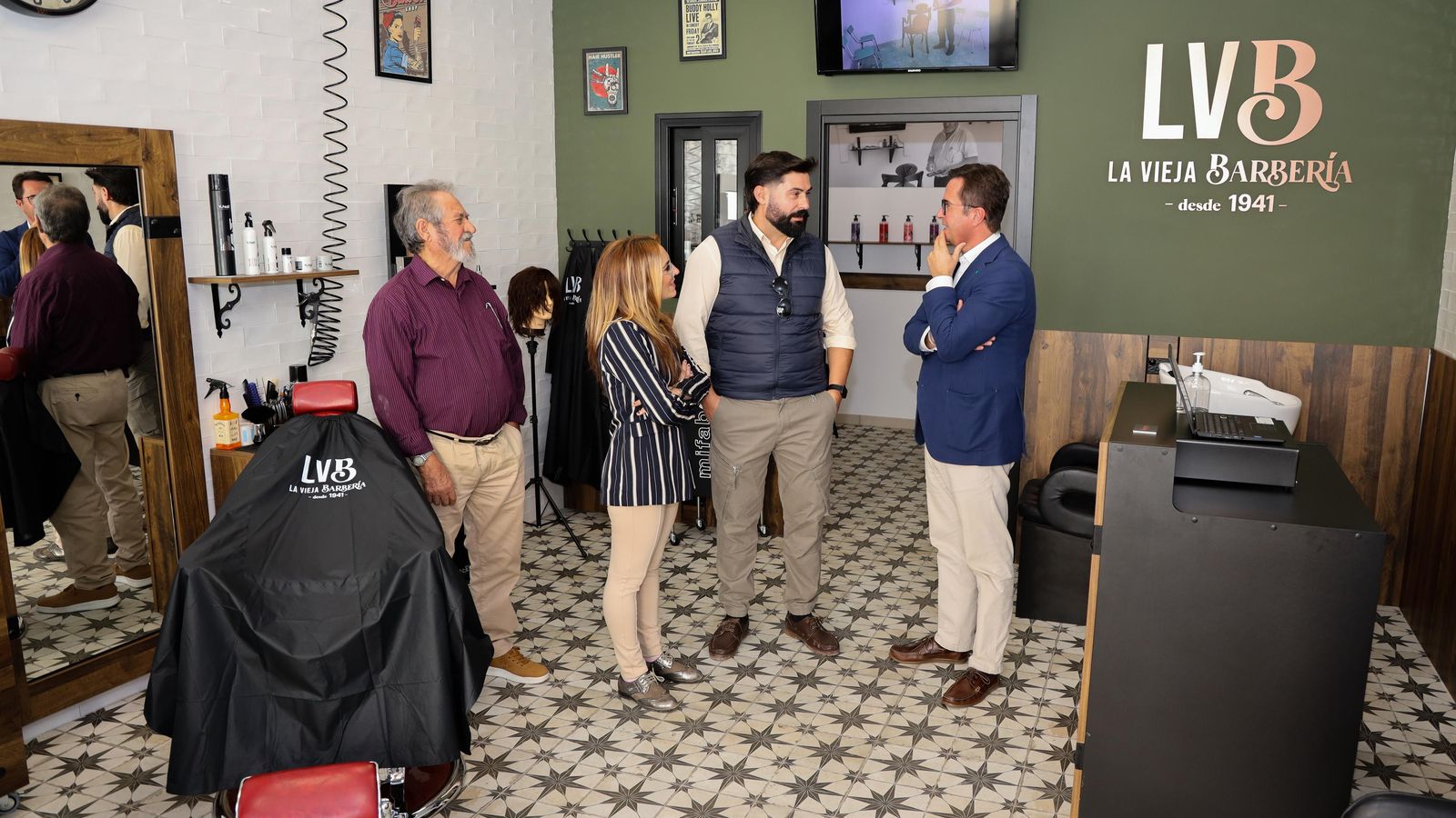 El alcalde de El Ejido visita 'La vieja barbería'.