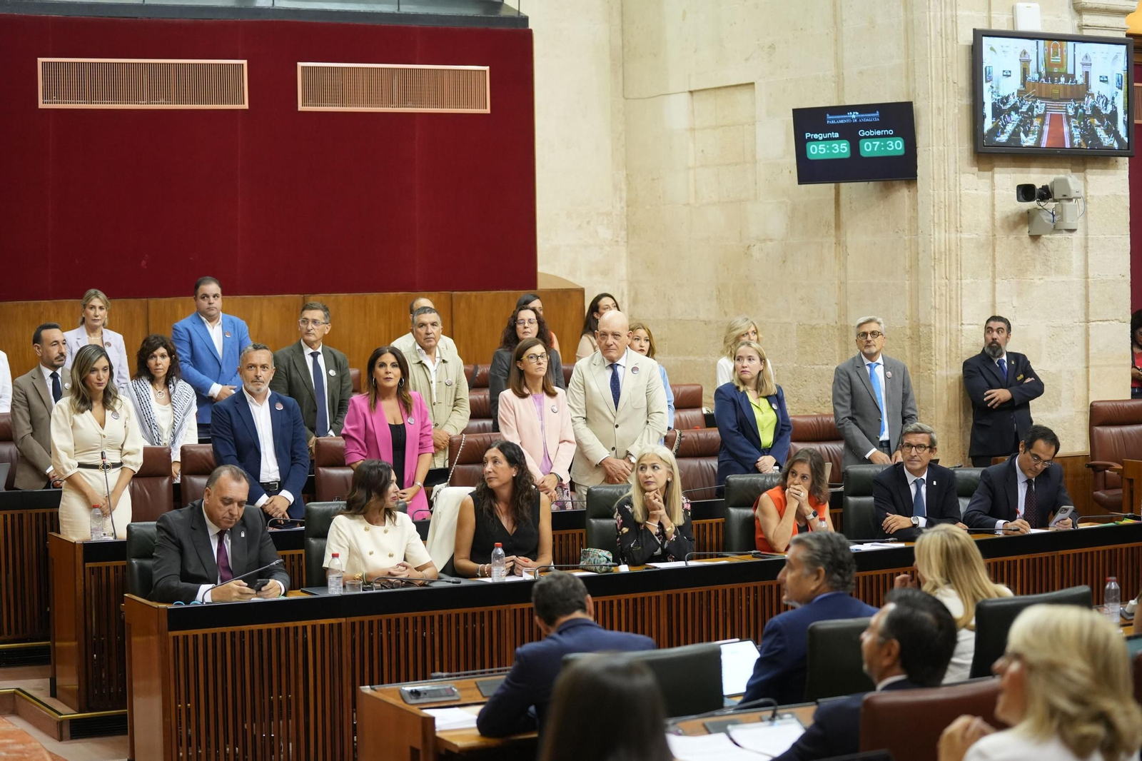 El grupo parlamentario socialista se pone de pie para guardar un minuto de silencio por Gaza.