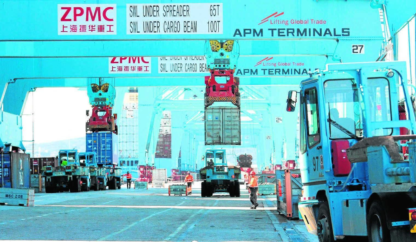 Varios estibadores trabajan en la terminal de APM Terminals Algeciras.