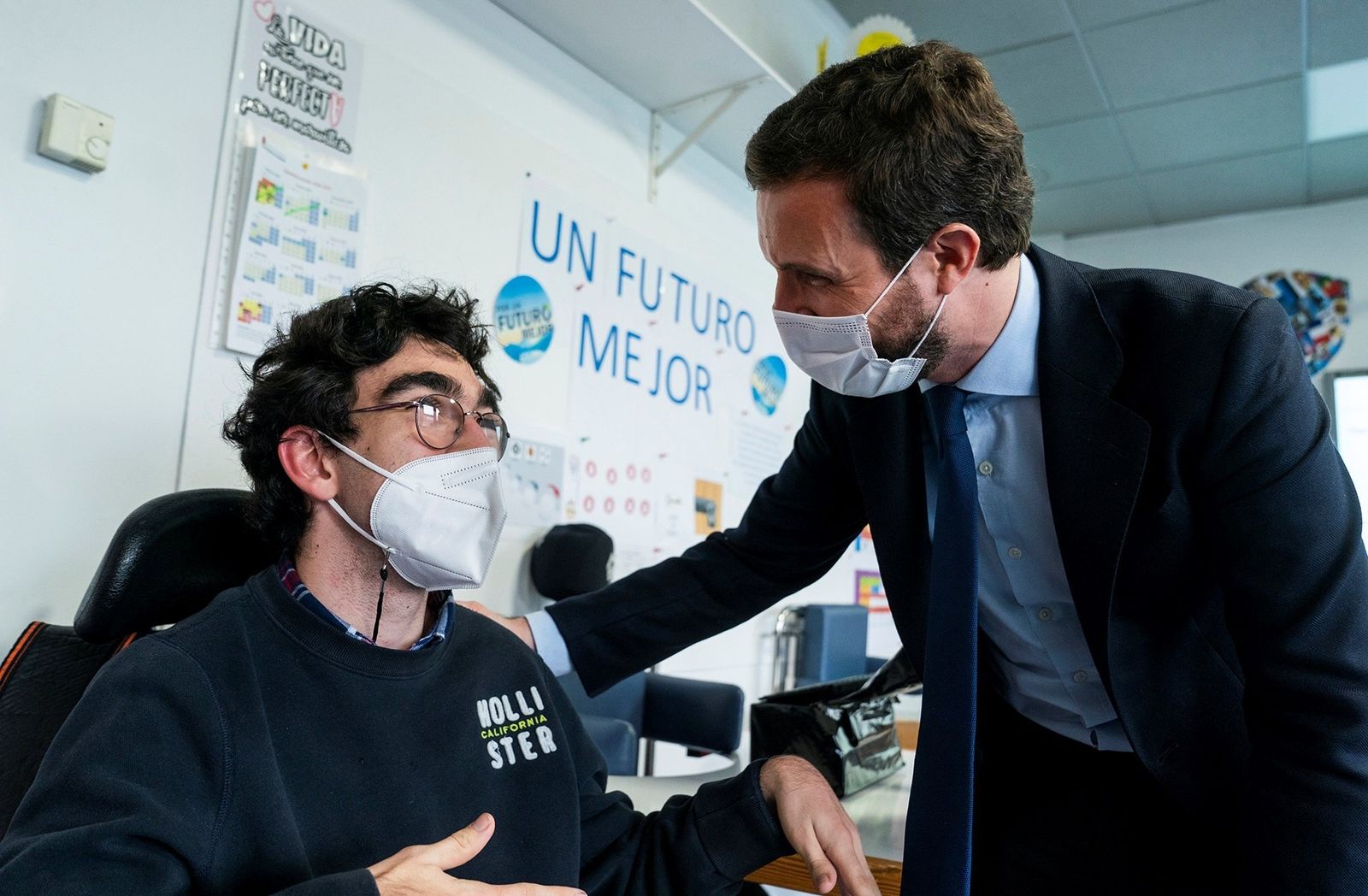 El líder del PP, Pablo Casado, durante su visita este jueves a la fundación Bobath en Madrid.