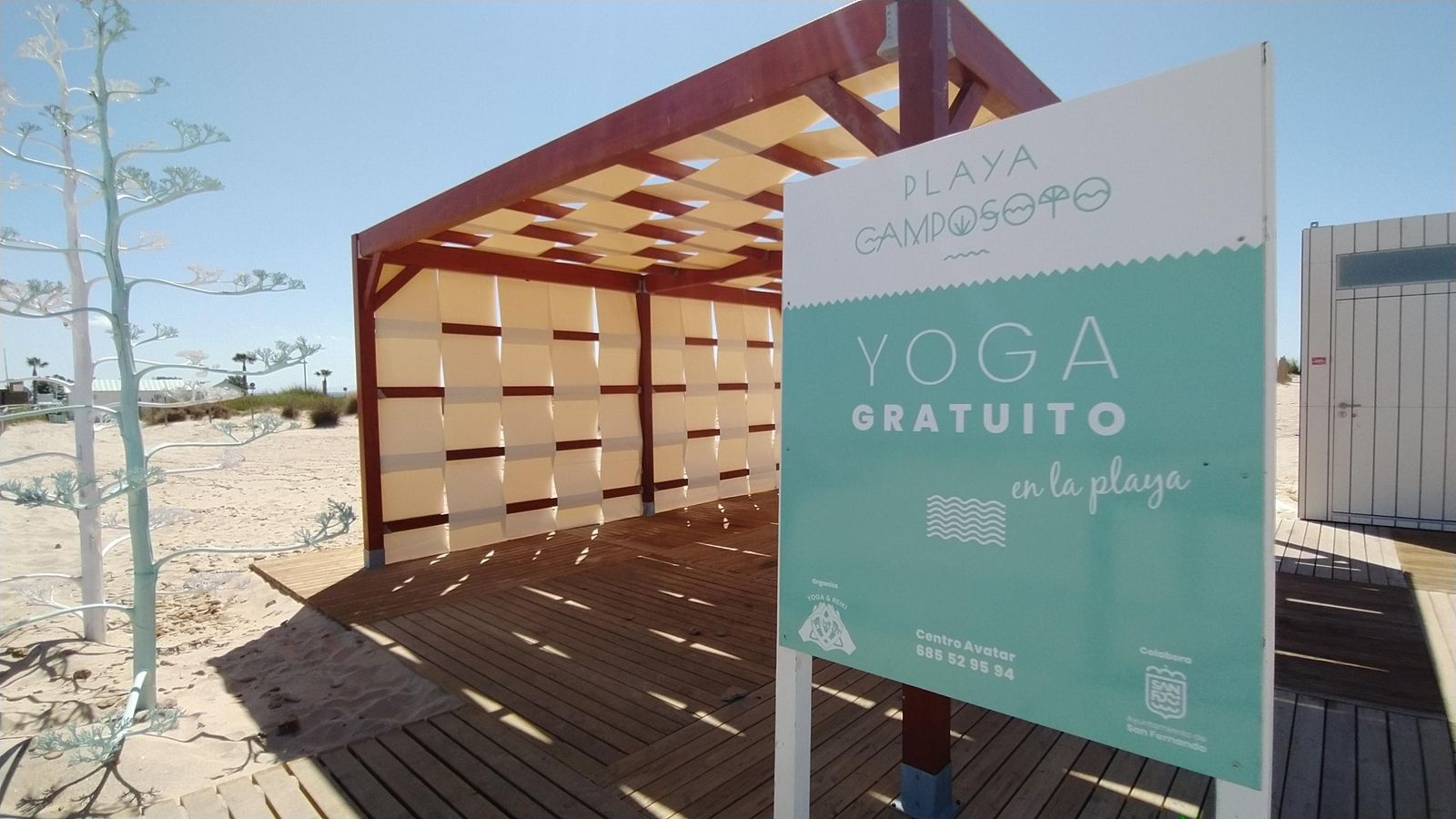 Una pérgola para dar sombra a actividades como el yoga.
