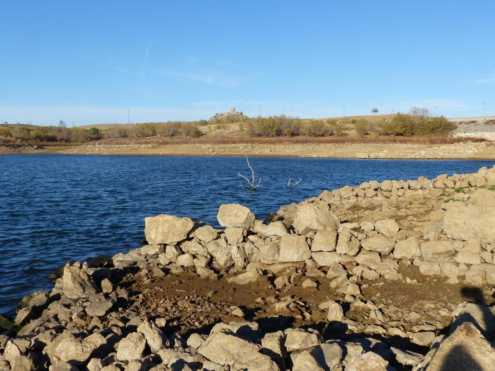 Muros de piedra aflorados al bajar el nivel del agua en Sierra Boyera por la sequía.