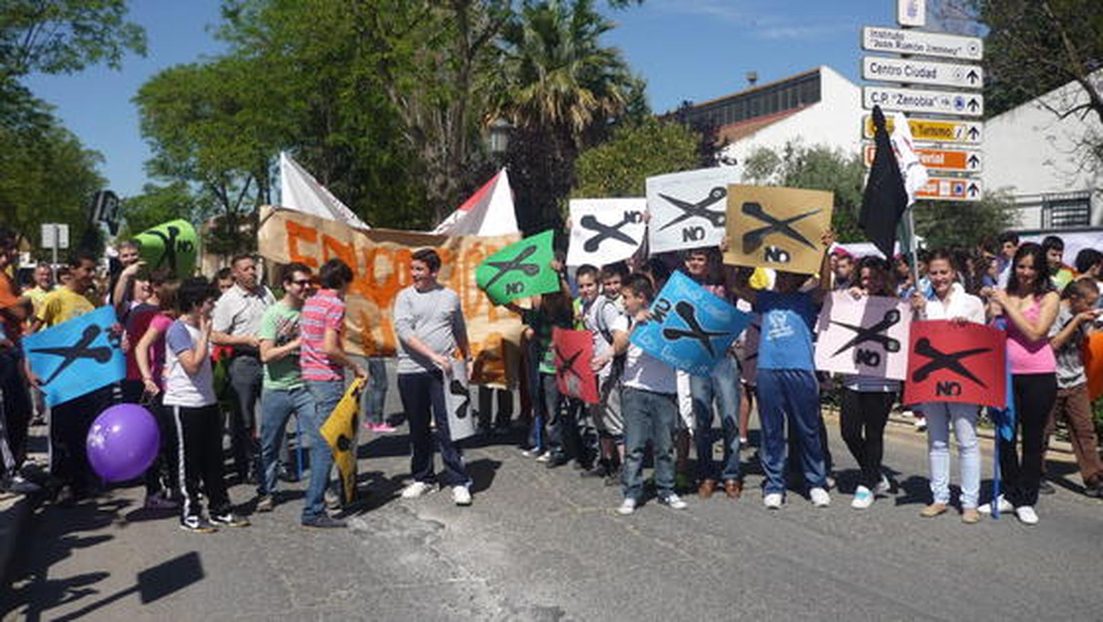 Jóvenes se manifiestan contra los recortes en educación.

Foto: Paqui Segarra