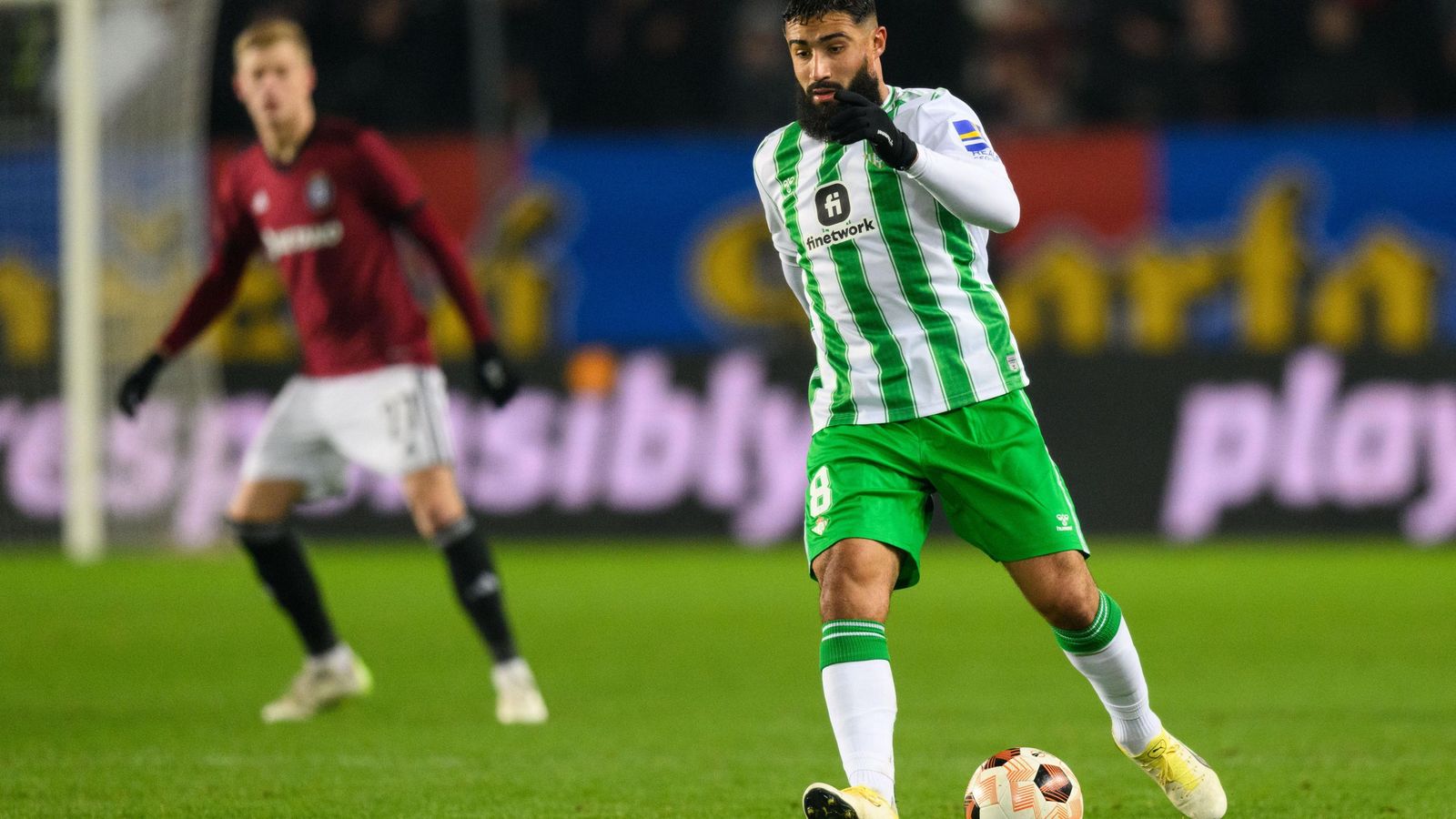 Fekir golpea el balón con su pierna izquierda.