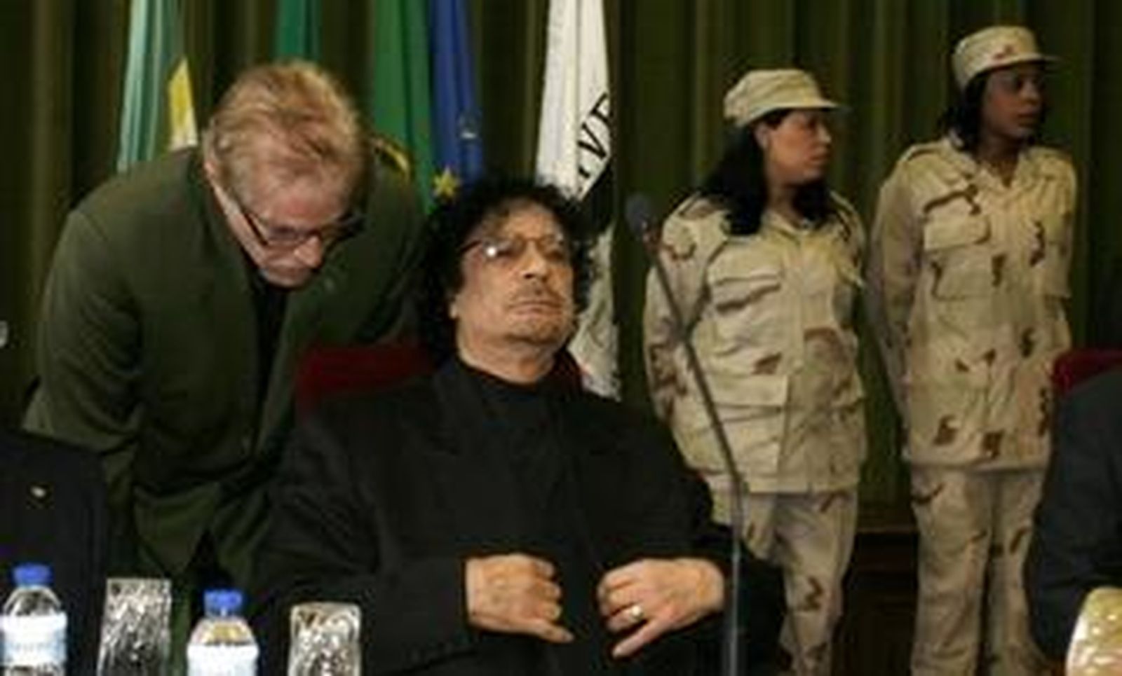 El líder libio, Muamar Gadafi, durante su encuentro ayer en la Universidad de Lisboa.