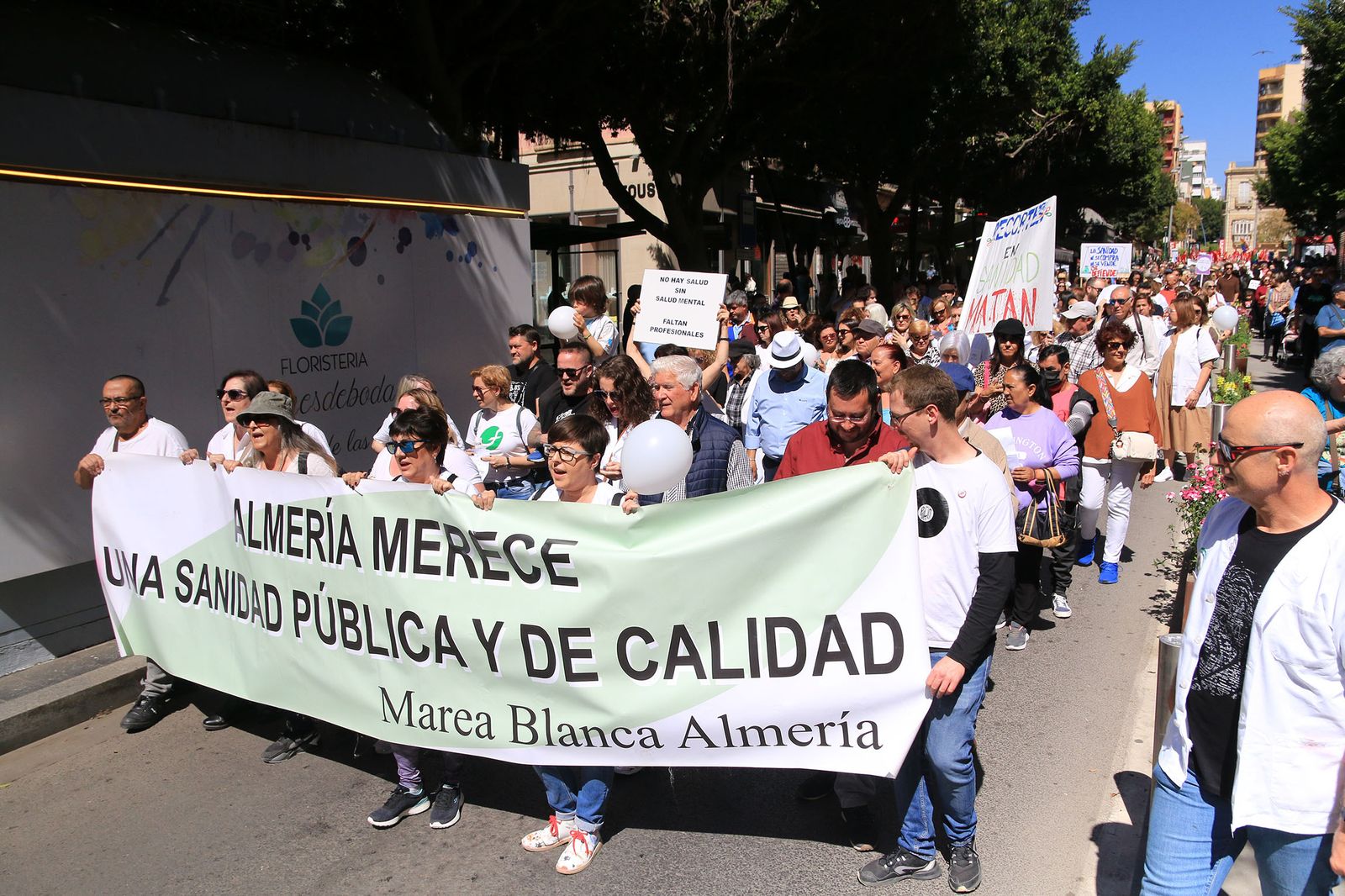 Los sanitarios de Almería se manifiestan contra la mala salud de la sanidad andaluza
