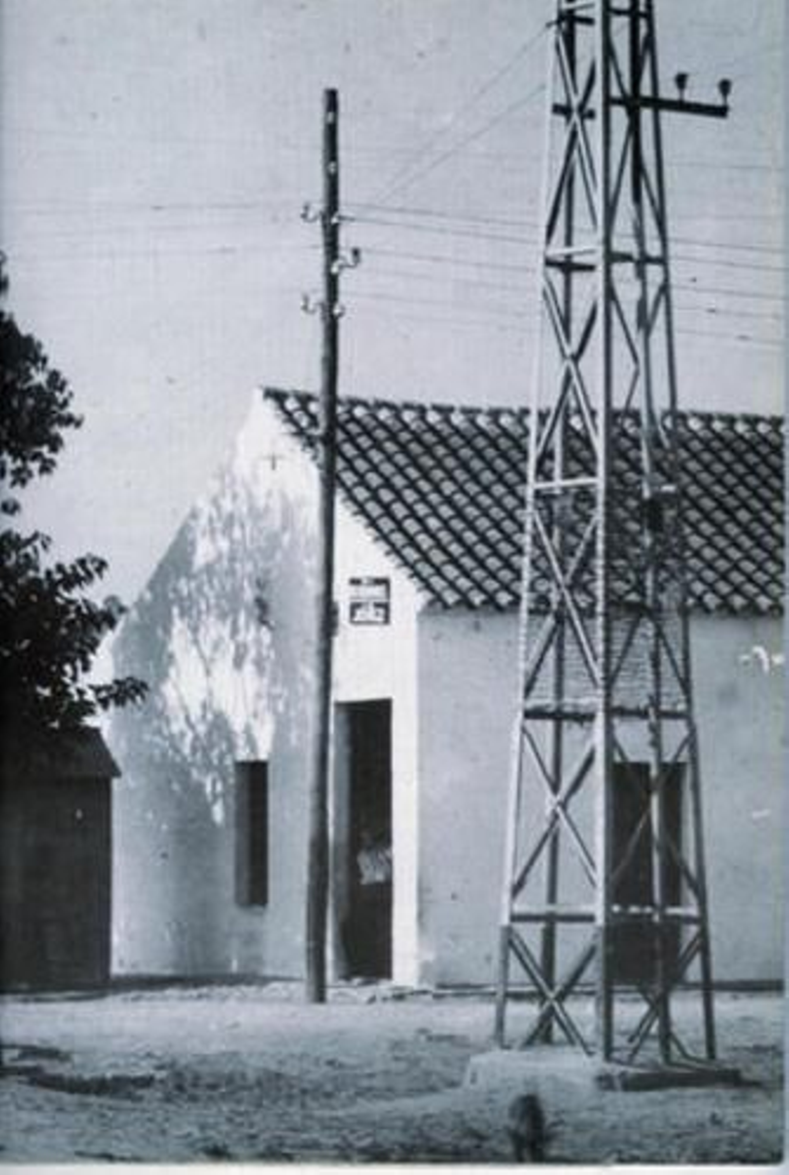 Uno de los primeros postes instalados en Los cuatro vientos.