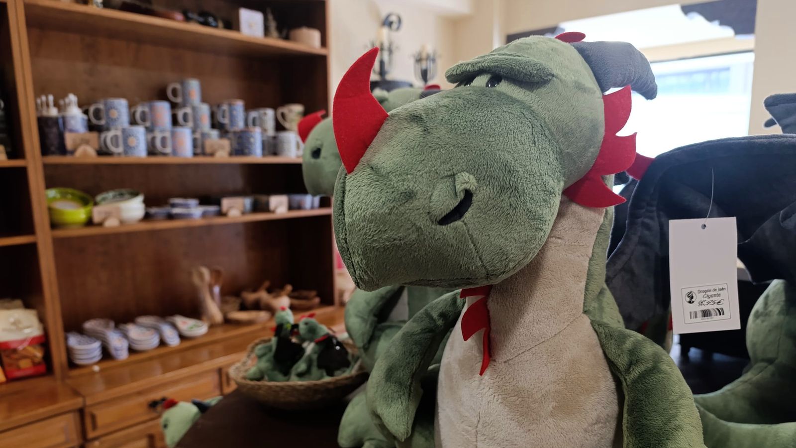 Dragón de peluche inspirado en la leyenda del Lagarto de la Magdalena, uno de los regalos más genuinos de Jaén.