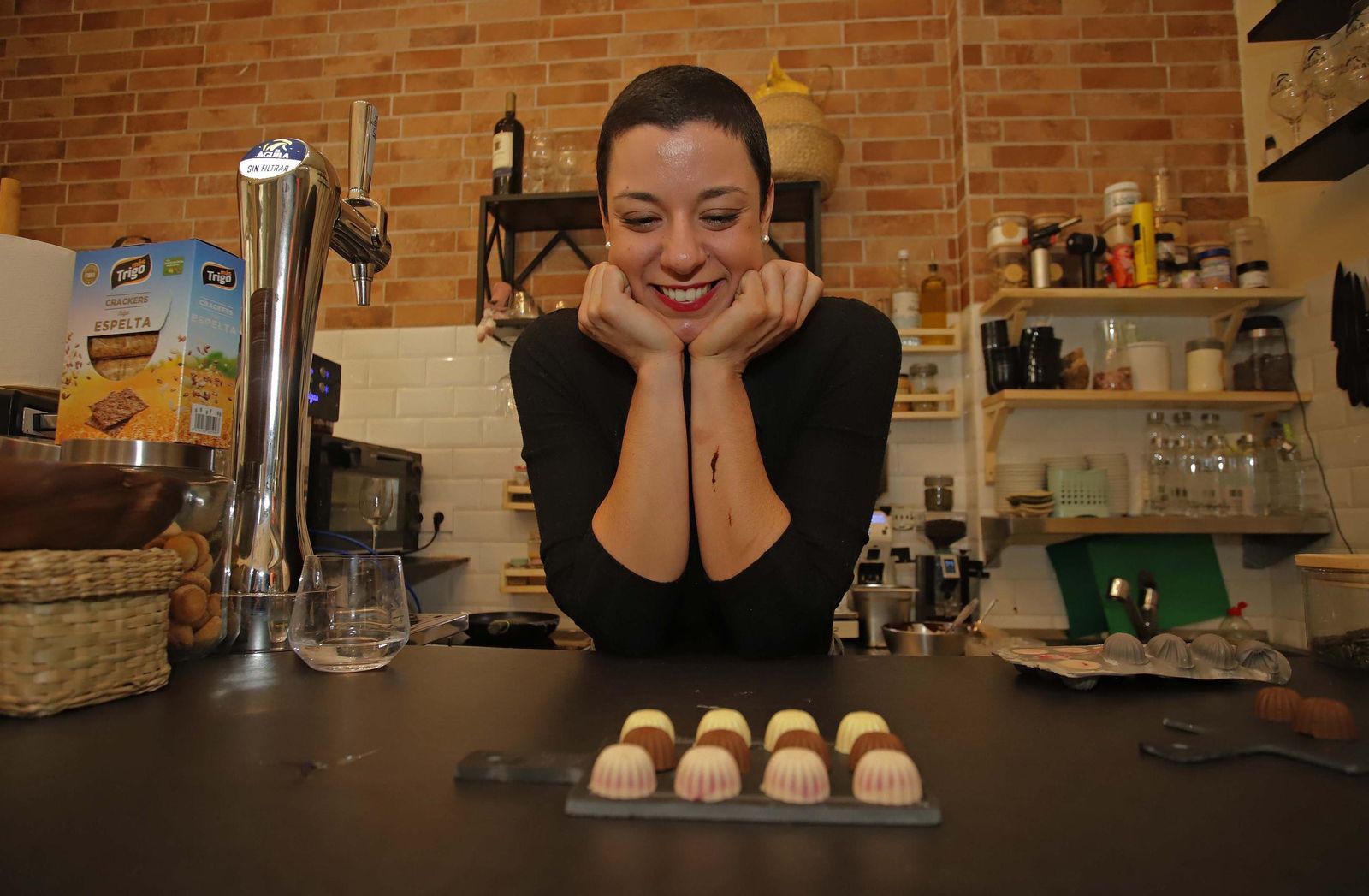 Mariana Cardoso prepara bombones rellenos artesanos en 'El lugar que no existe', en imágenes