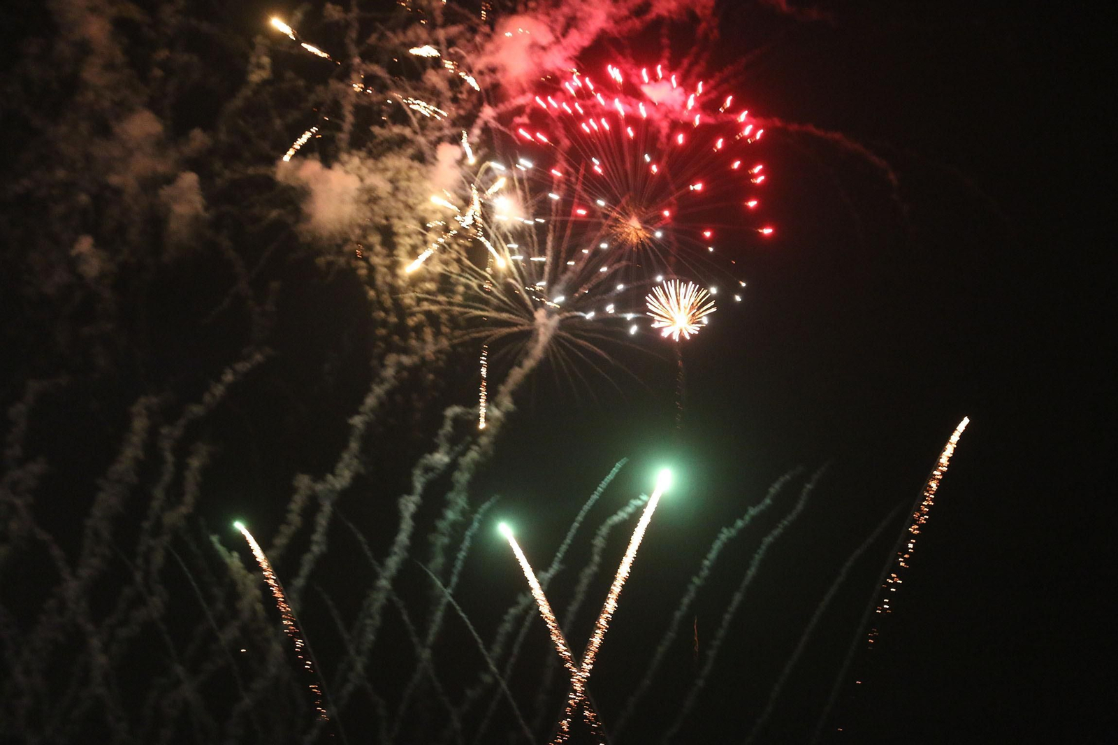 Las imágenes de los fuegos artificiales que han cerrado la Feria de Almería 2023