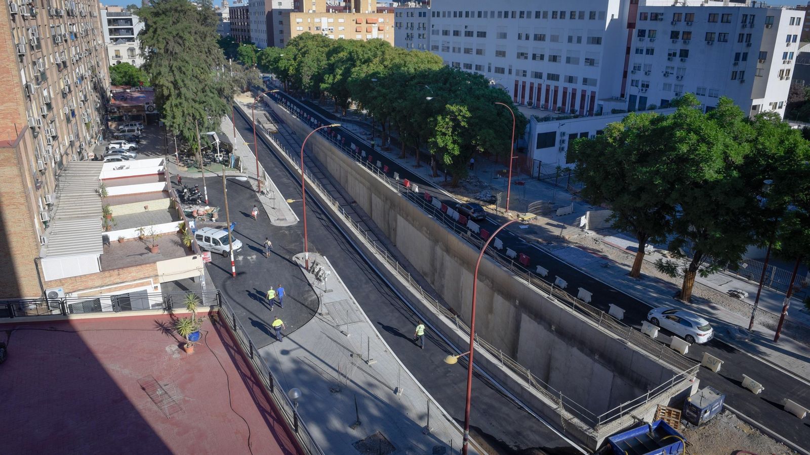 Vista general del paso inferior del tranvía por Ramón y Cajal.