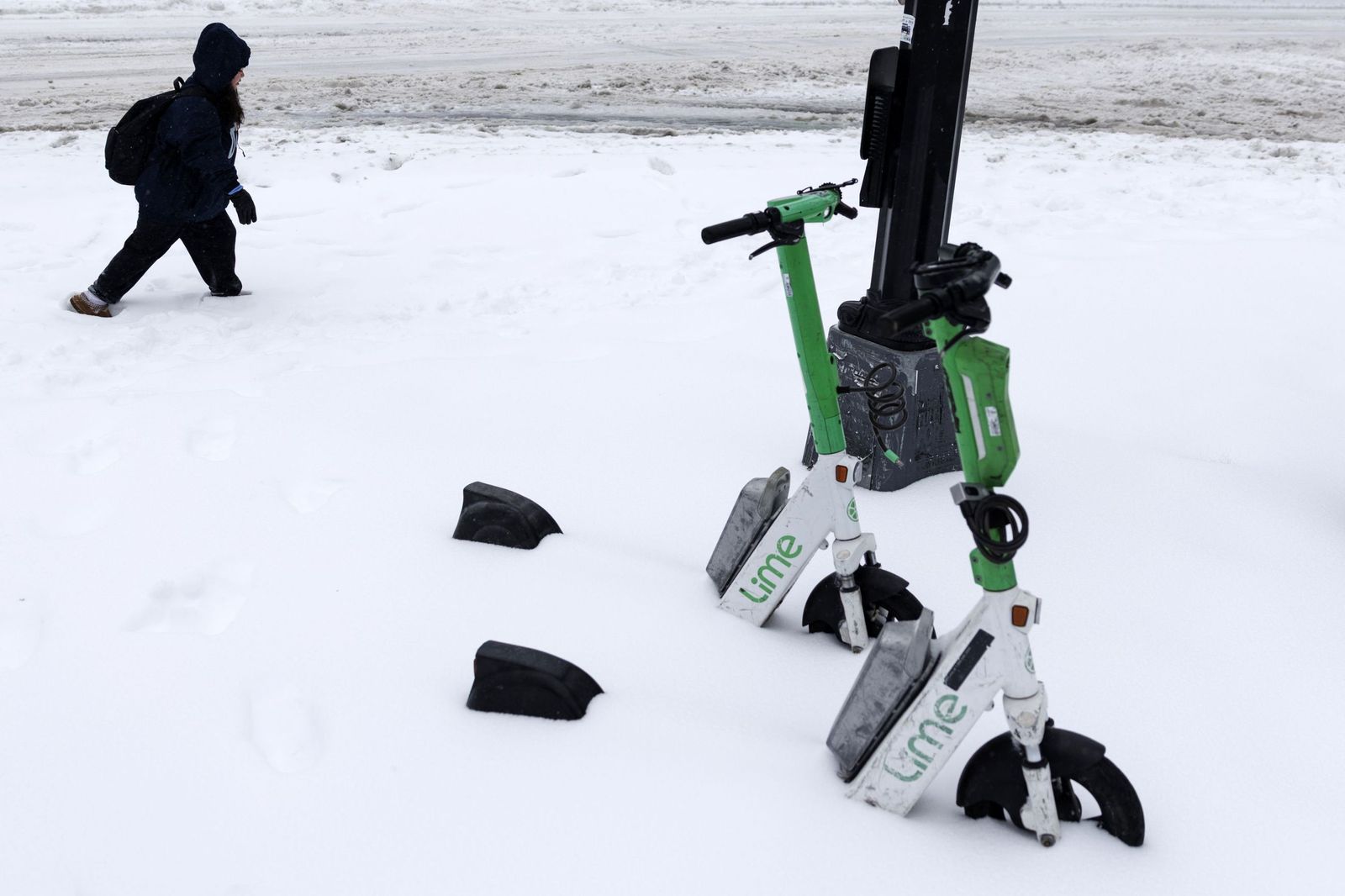 Las gélidas y blancas imágenes que deja la tormenta monstruosa en los EEUU