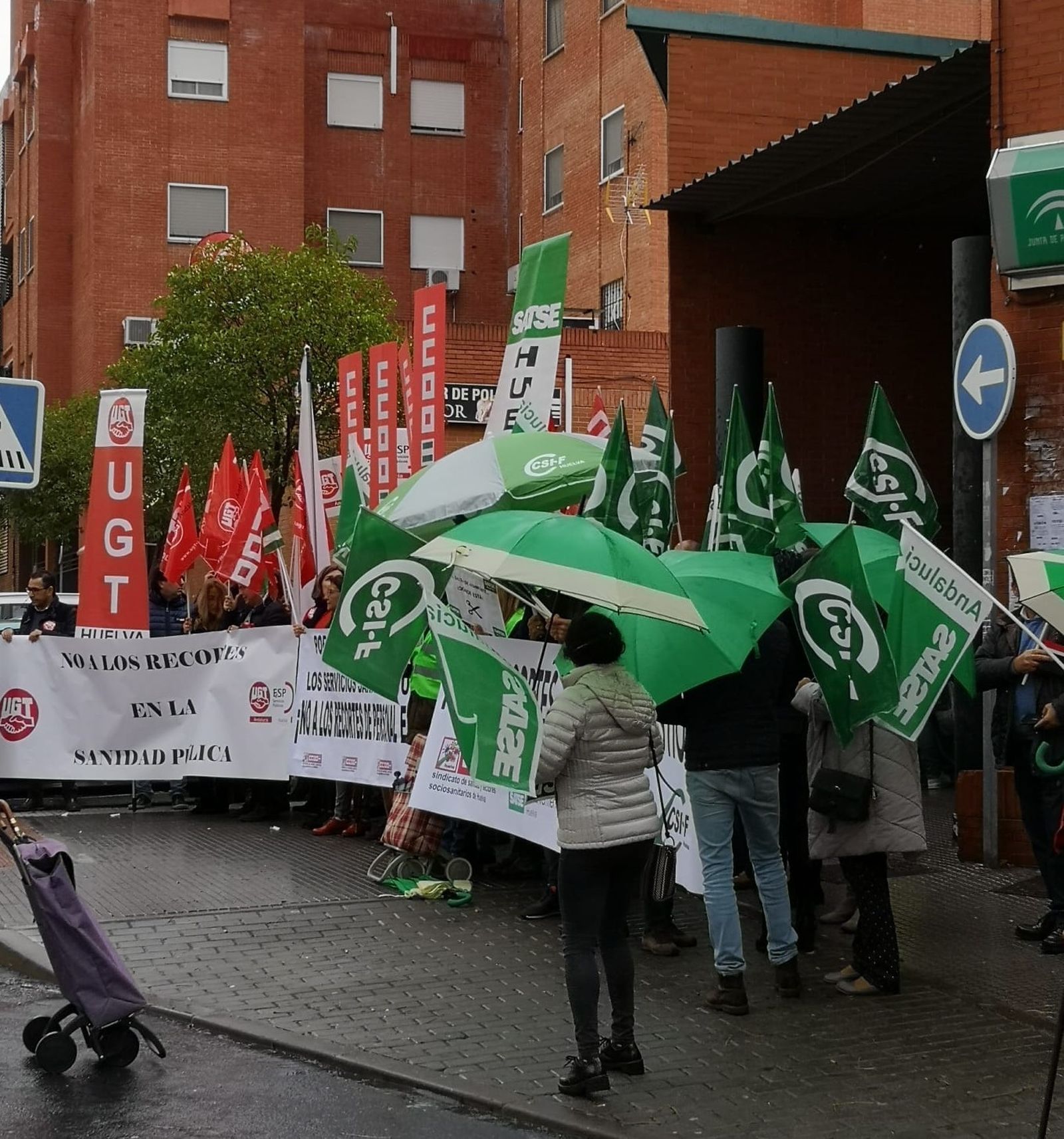 Concentración de los sindicatos en el centro de salud de Los Rosales.