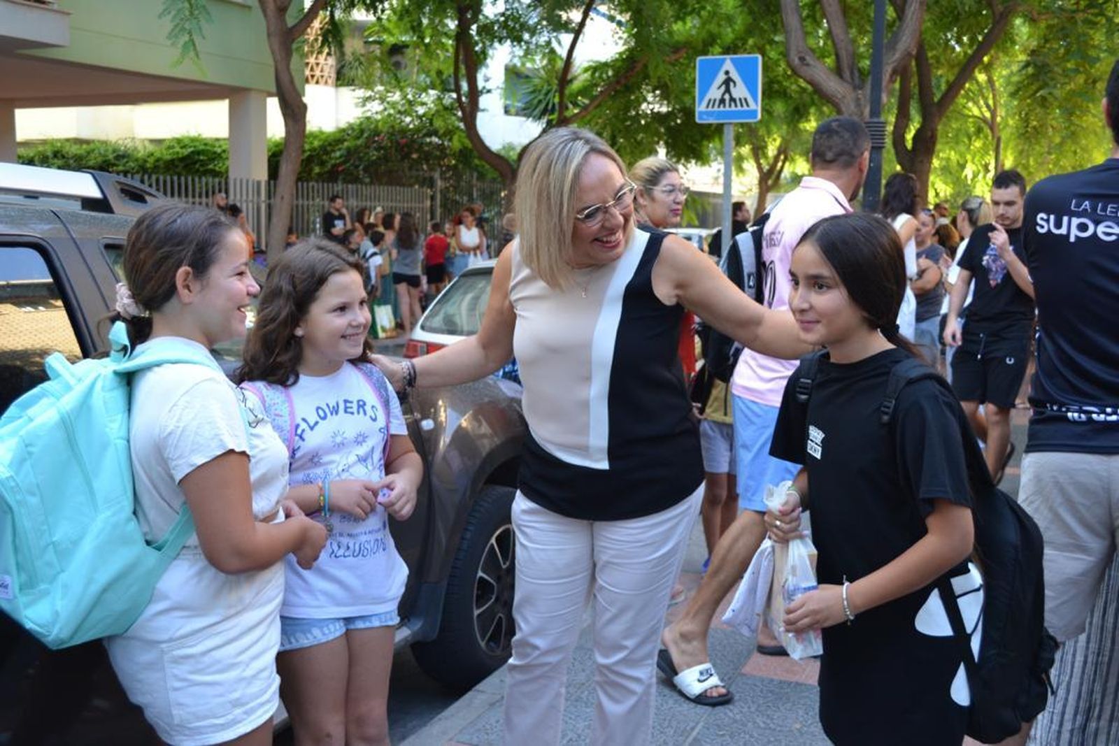 La concejala de Educación, Mariló Olmedo, con estudiantes del CEIP Virgen de la Peña.