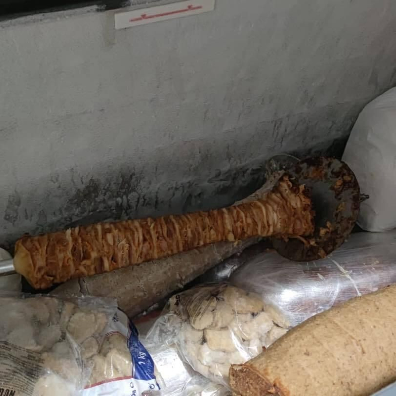 Un rollo de carne en mal estado en el interior de la nevera del restaurante clausurado en Chipiona