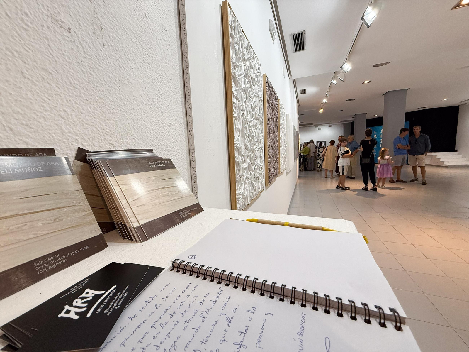 Las fotos de la exposición El mundo de Ara de Feli Muñoz en la sala Cajasur de Algeciras