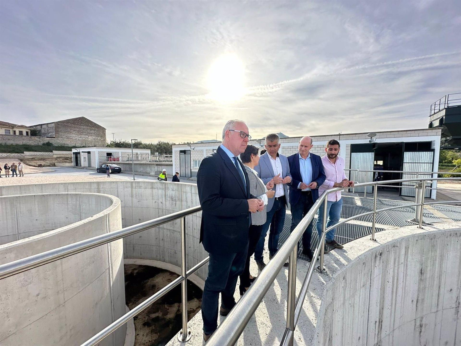 Autoridades políticas en la visita a la EDAR de Martos.