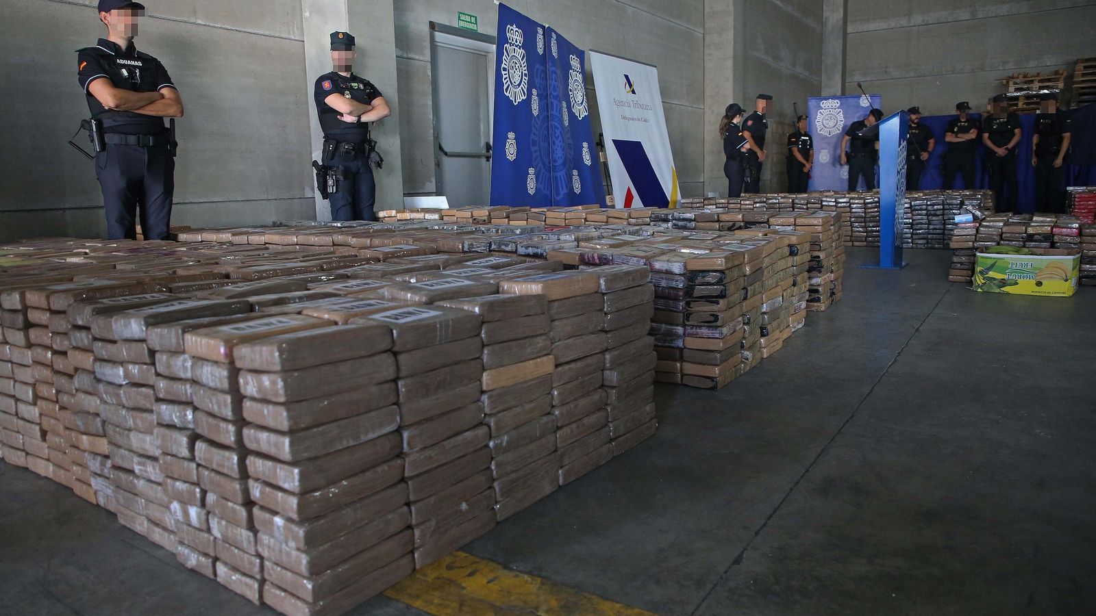 Varios agentes custodian el mayor alijo de cocaína aprehendido en España, localizado en Algeciras el pasado agosto.