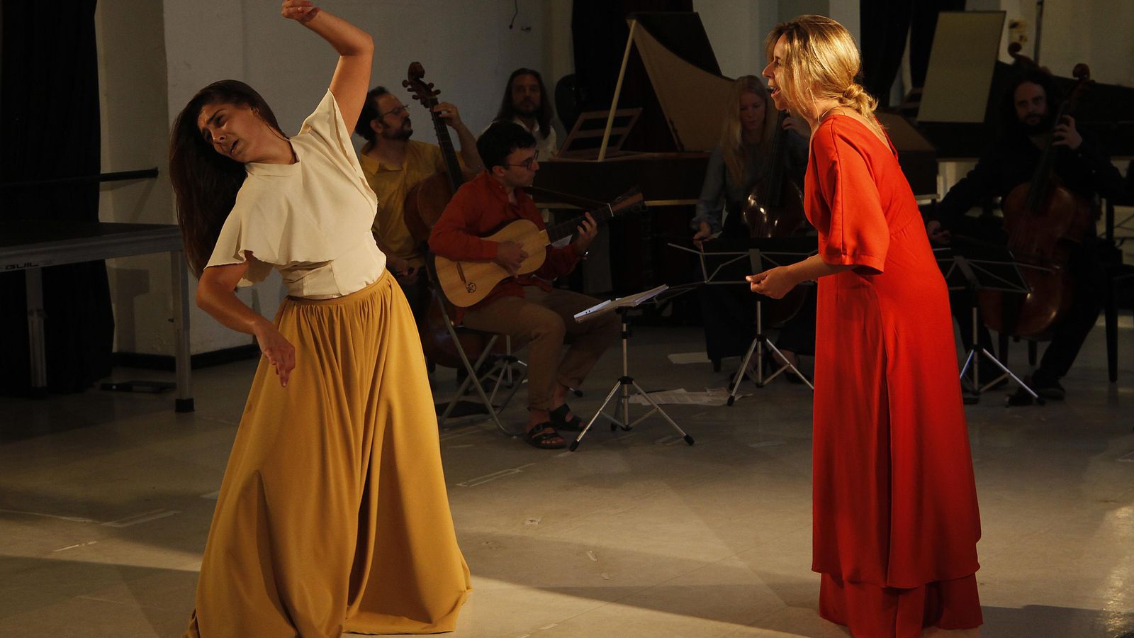 Rocío Márquez le canta al baile durante el ensayo general de 'Gugurumbé'.