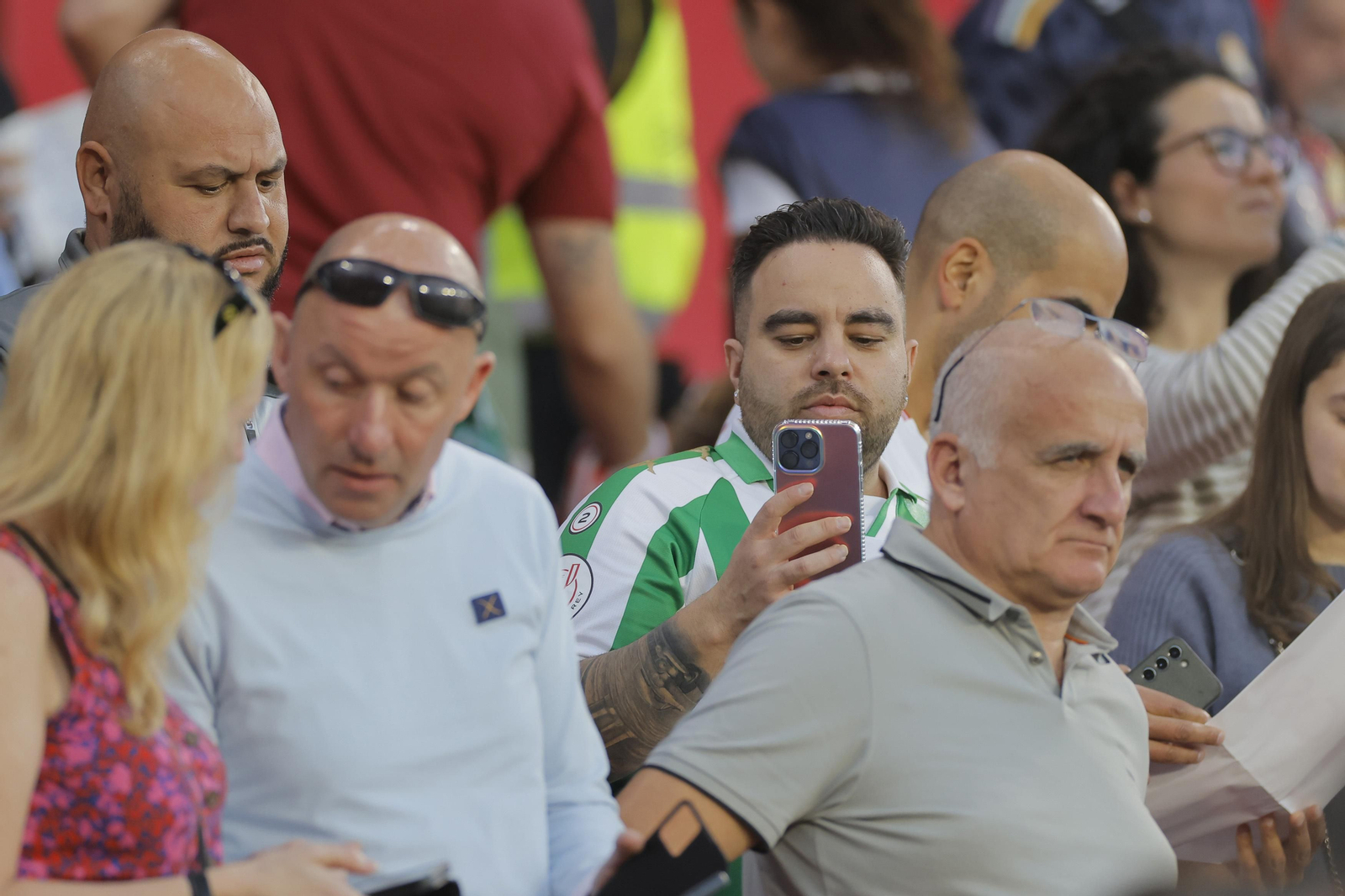 Búscate en las fotos del Sevilla-Betis