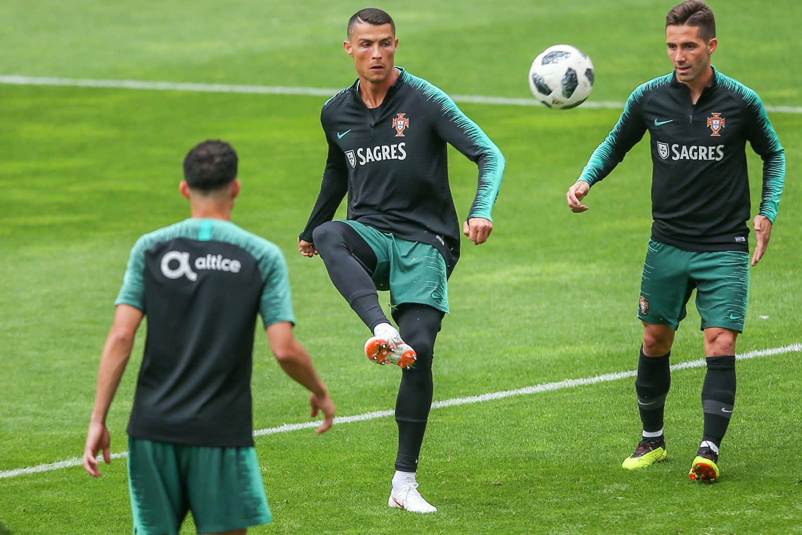 Cristiano Ronaldo, entre Pepe y Joao Moutinho, en un ejercicio del entrenamiento de ayer de Portugal.