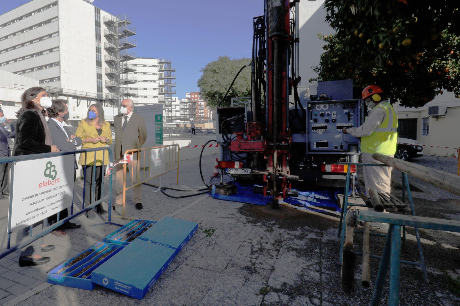 Un operario trabaja con una máquina de sondeos para la línea 3 de Metro junto al Hospital Macarena.