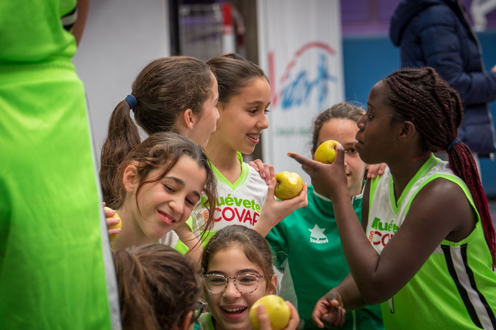 Varias jugadoras infantiles durante la competición de baloncesto de la Copa COVAP.