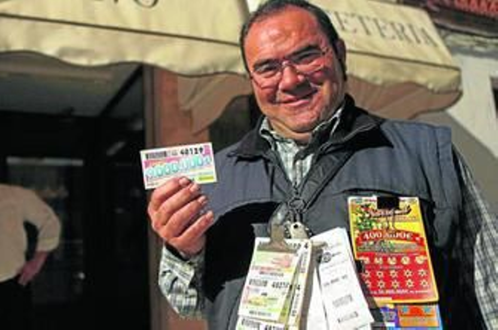 Juan Marín, el 'cuponero' que repartió los millones, ayer, con el número agraciado.