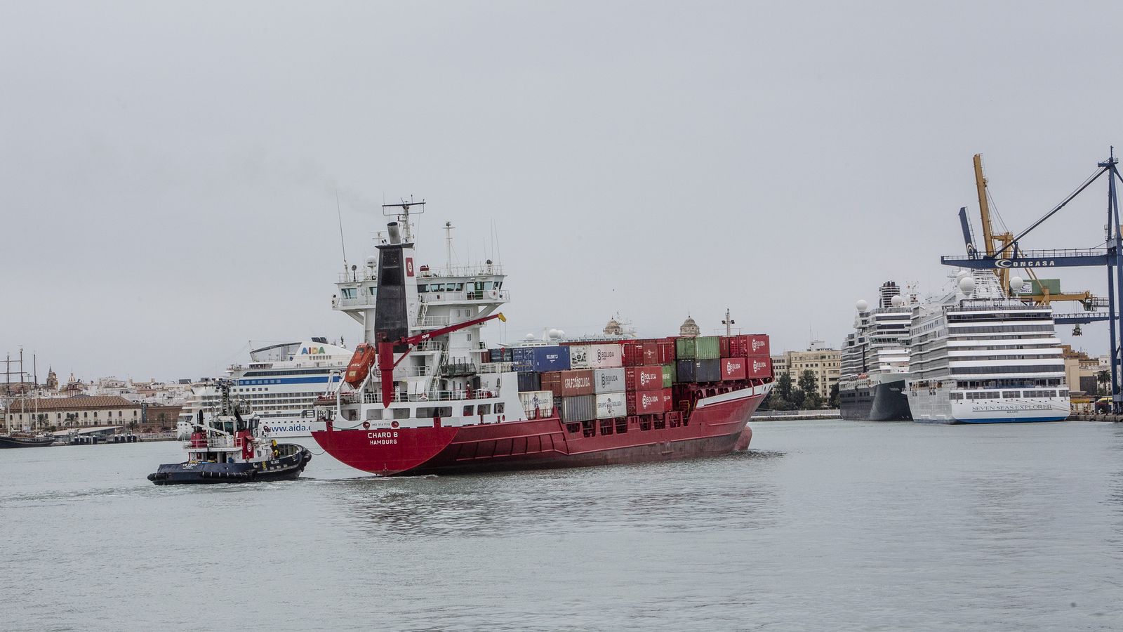 Un buque con contenedores entra en el muelle gaditano.