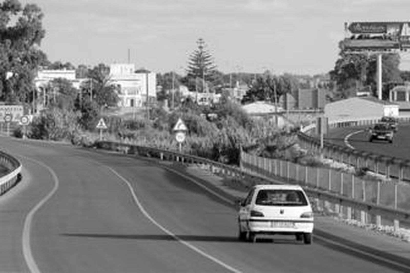 Imagen de la carretera del Barrio Jarana que pasa a ser propiedad municipal.